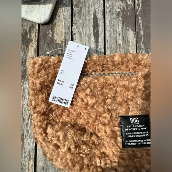 BDG fleece Teddy pouch - Picture 3 of 5